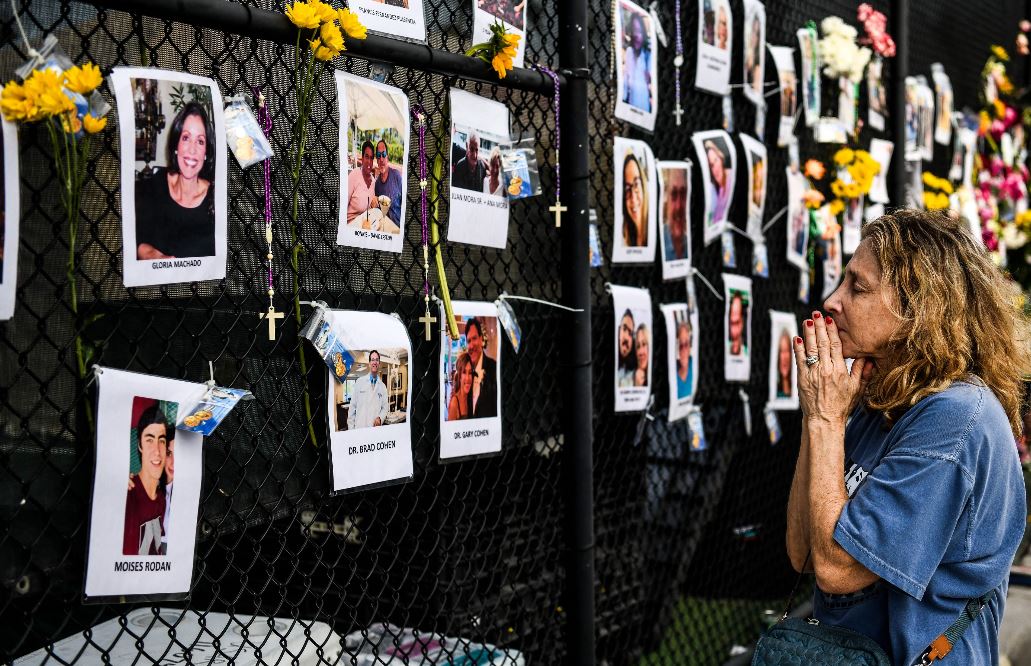 Familiares colocaron fotografías de las víctimas y personas desaparecidas en derrumbe de edificio en Miami. (Foto Prensa Libre: AFP)