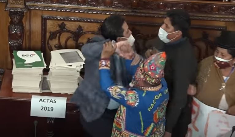 Riña en Congreso de Bolivia. (Foto Prensa Libre: Tomada de YouTube) 