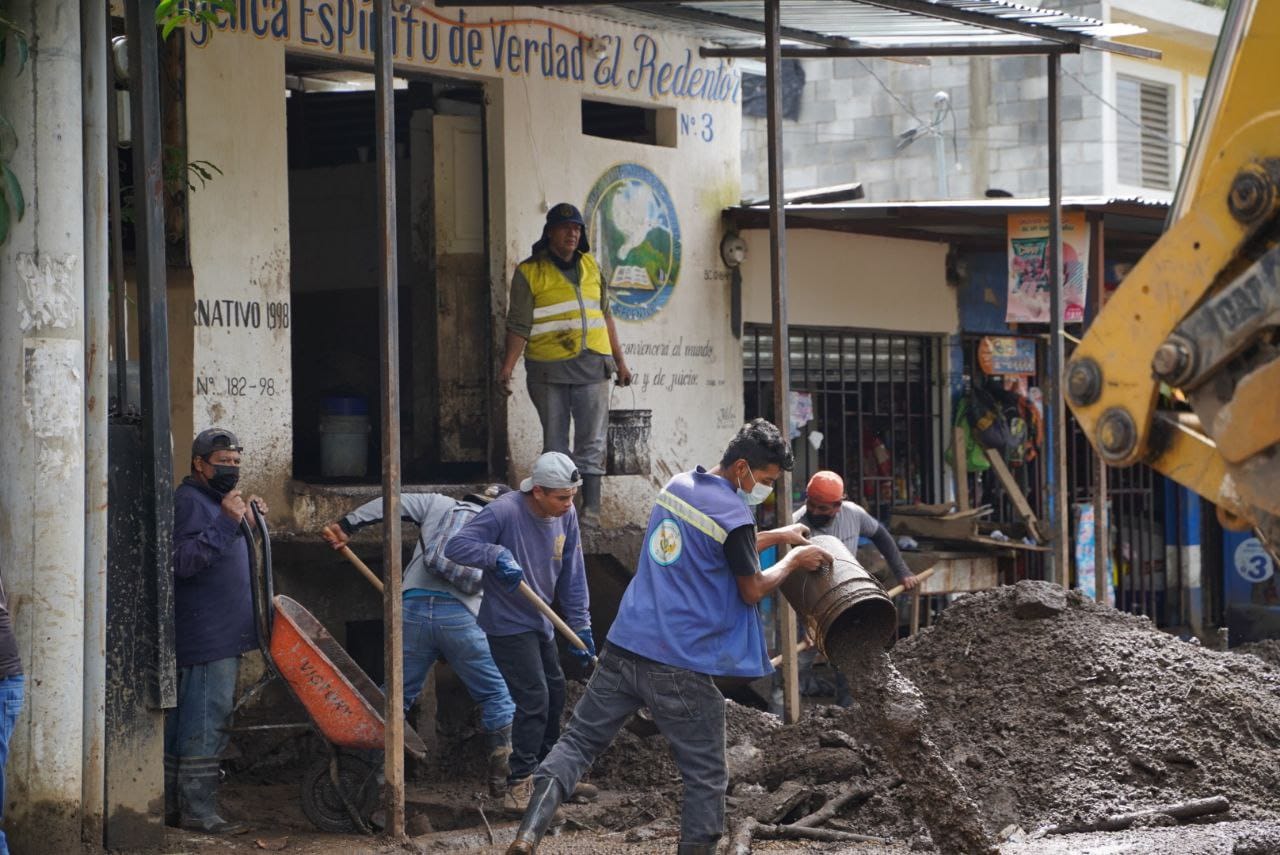 En varias zonas del municipio de Villa Nueva quedó material que fue arrastrado por las fuertes lluvias del sábado 19 de junio. (Foto Prensa Libre: Cortesía)