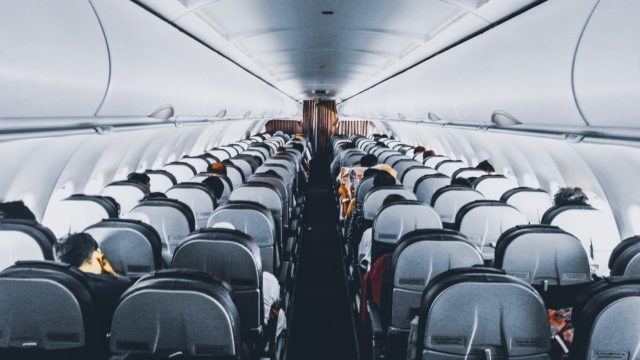 Desmienten viajar en avion no sube riesgo de trombos a vacunados de covid 19