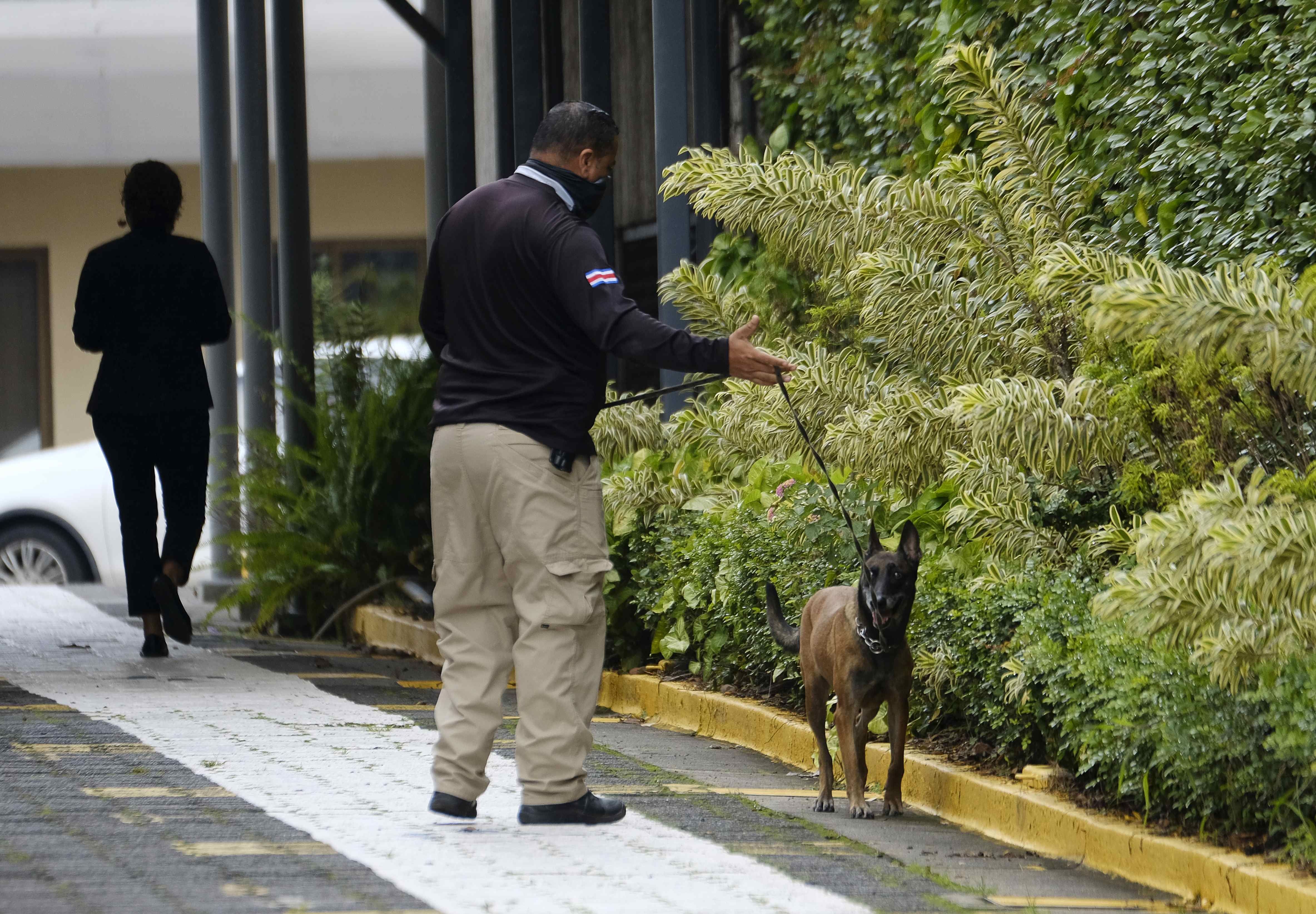 Durante los operativos en Casa Presidencial de Costa Rica se utilizaron unidades caninas. (Foto Prensa Libre: EFE)