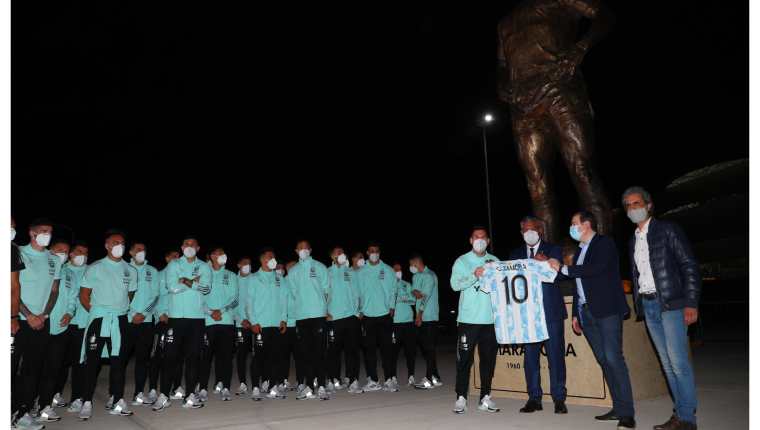 La estatua de Diego Maradona recibió al plantel albiceleste en el Estadio Único Madre de Ciudades. Foto Prensa Libre: @Argentina