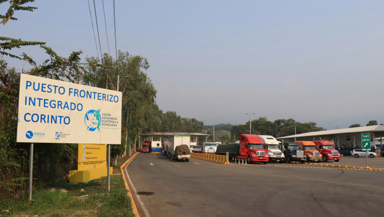 Alrededor de 150 vehiculos de carga con mercadería permanecen en espera en la frontera Corinto entre Guatemala y Honduras.