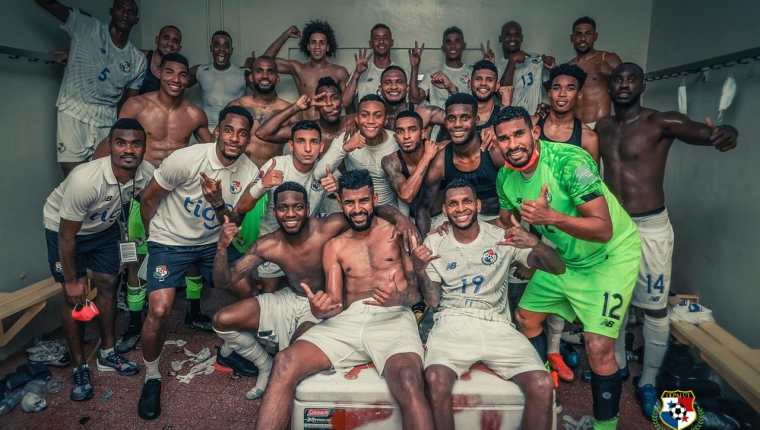 Los jugadores de Panamá festejan la clasificación a la octagonal camino a la Copa del Mundo de Qatar 2022. (Foto Federación de Panamá).