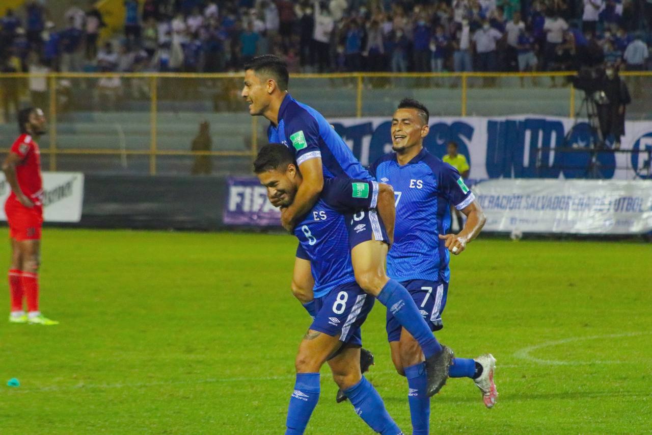 Los jugadores de El Salvador festejan uno de los goles contra  San Cristóbal y Nieves. (Foto Federación de El Salvador).