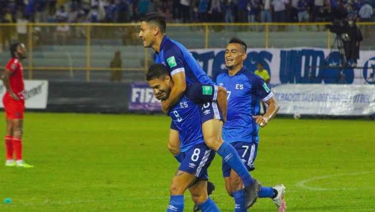 Los jugadores de El Salvador festejan uno de los goles contra  San Cristóbal y Nieves. (Foto Federación de El Salvador).