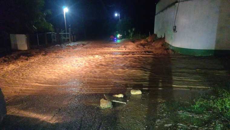 En Chiquimula, las lluvias de las últimas horas hicieron que se desbordaran varias quebradas. (Foto: Conred)