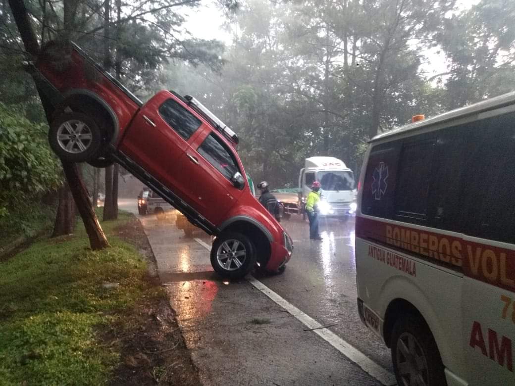 En la salida de Antigua Guatemala, socorristas reportaron que el conductor de un picop perdió el control debido a las fuertes lluvias. (Foto: Bomberos Voluntarios)