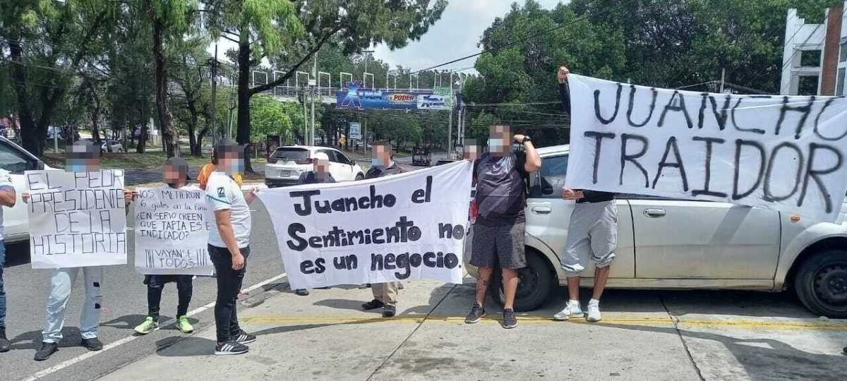 “El crema se respeta”: aficionados de Comunicaciones manifiestan contra Juan García y piden la renuncia de Mauricio Tapia