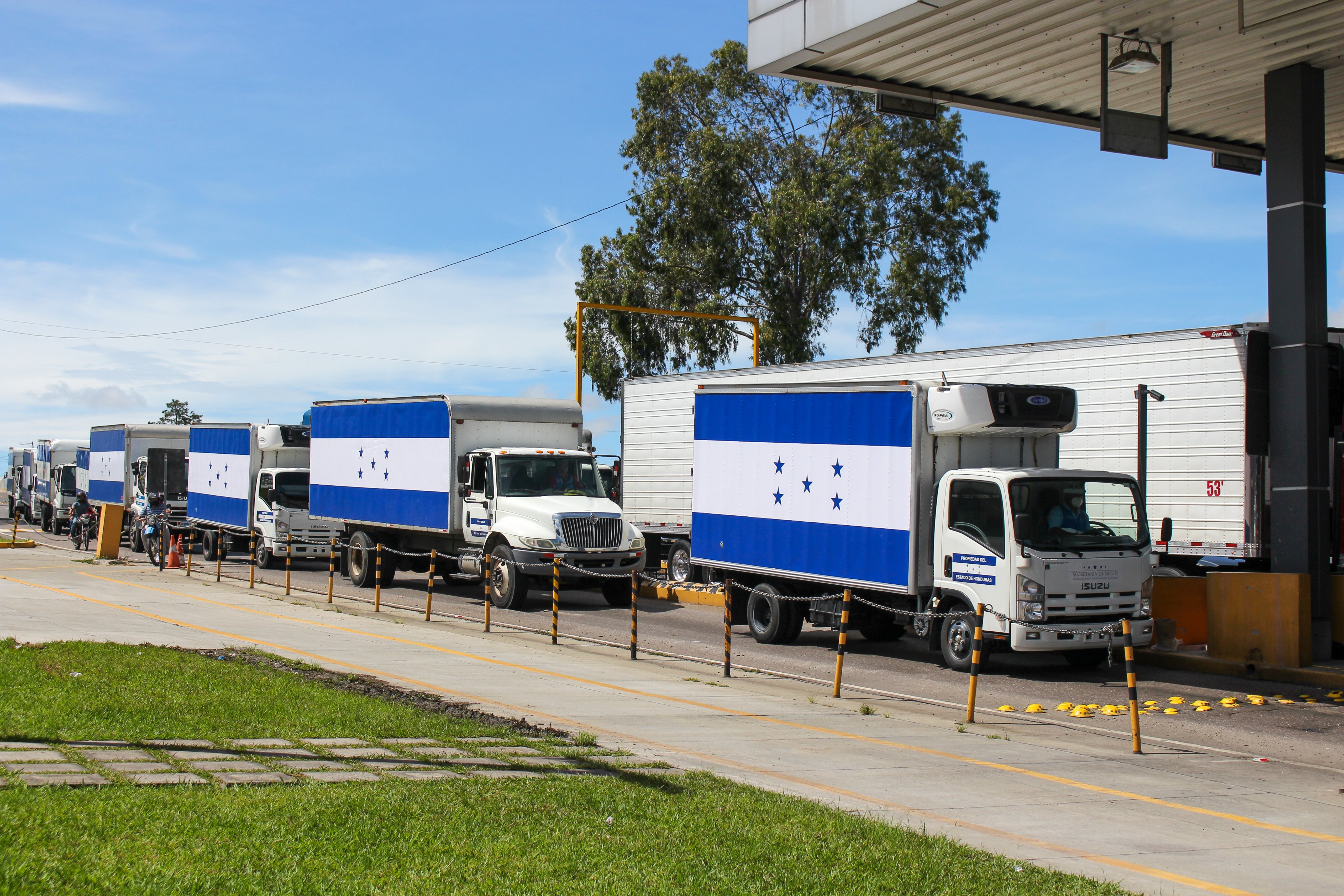 Camiones de red de frío que trasladarán las vacunas Moderna donadas por el gobierno de Estados Unidos a Honduras. (Foto Prensa Libre: Unicef Honduras)