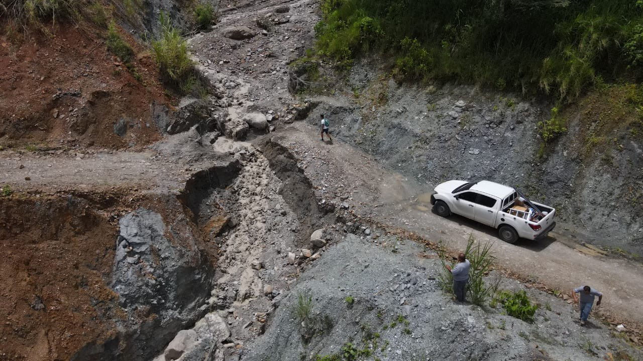 Las lluvias provocaron el colapso del paso vehicular en la aldea La Jigua, La Unión, Zacapa. (Foto Prensa Libre: Conred)
