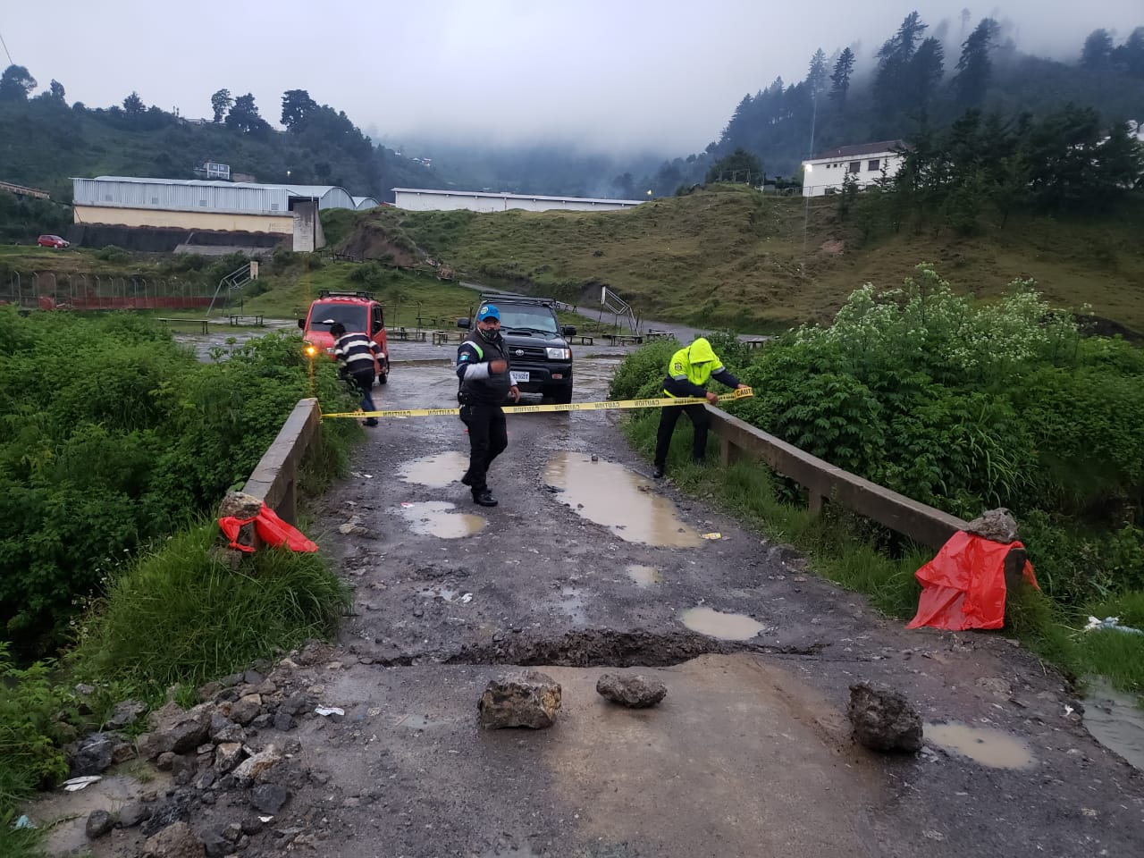 Las fuertes lluvias que han caído en diferentes puntos del territorio nacional han ocasionado daños estructurales en carreteras, puentes y viviendas. (Foto Prensa Libre: Conred)