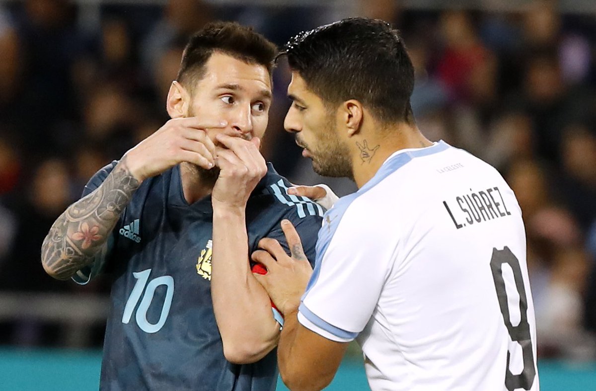 Lionel Messi y Luis Suárez frente a frente en el partido de Argentina contra Uruguay. (Foto Redes).