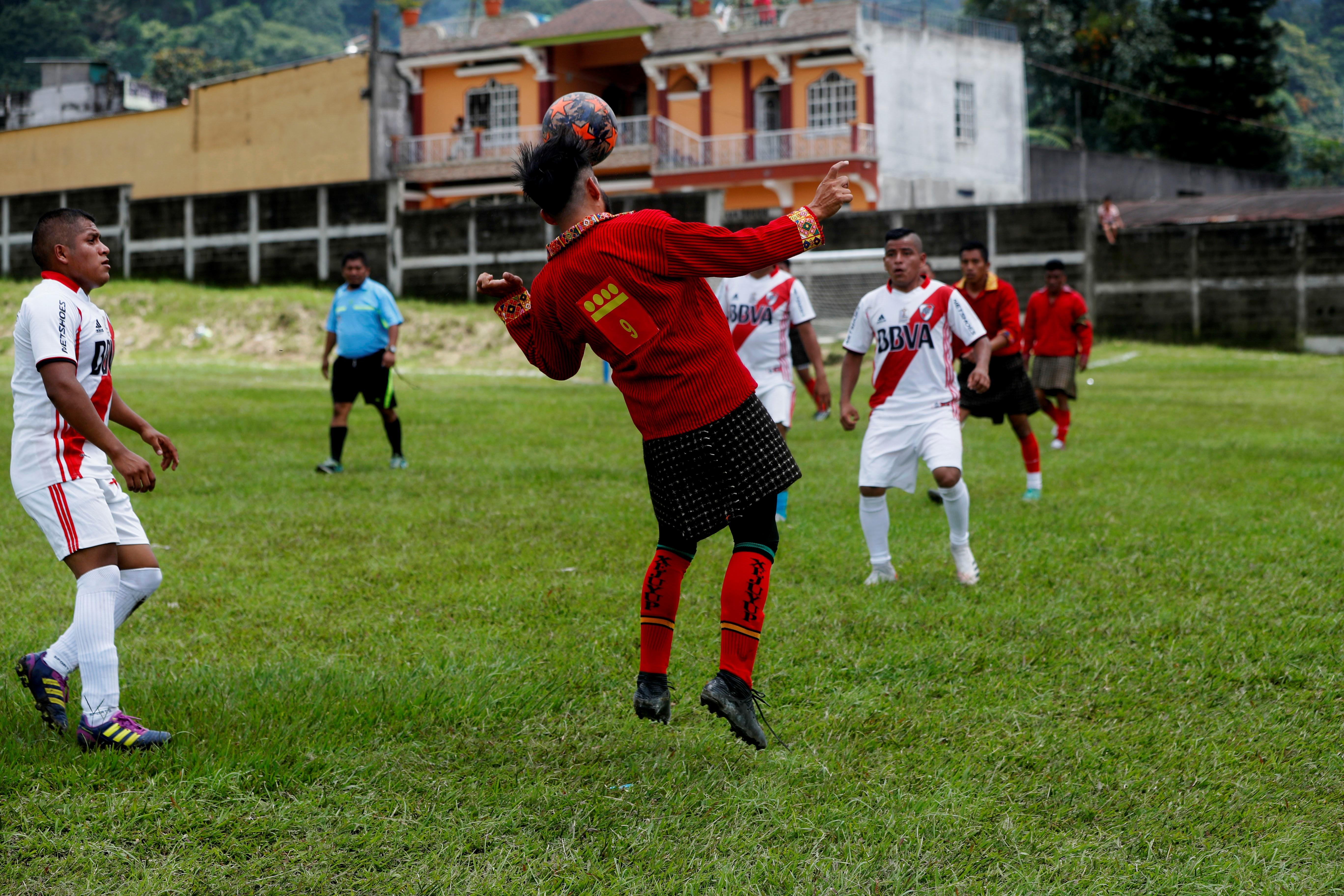 El Deportivo Xejuyup conserva su cultura durante los encuentros futbolísticos. (Foto Prensa Libre: EFE)