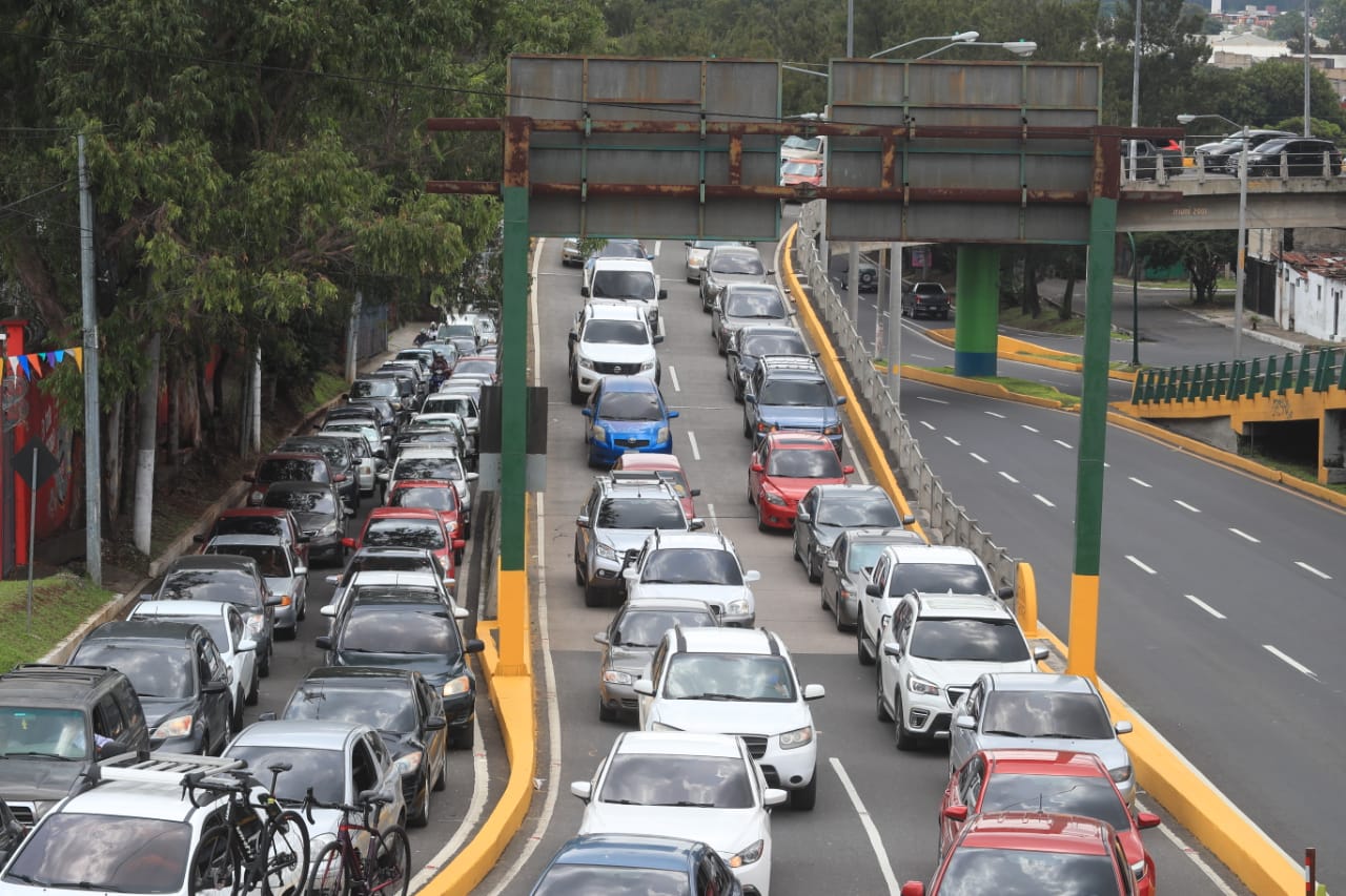 Los vehículos empezaron a llegar a las 4 de la mañana de este domingo. (Foto Prensa Libre: Carlos Hernández Ovalle)