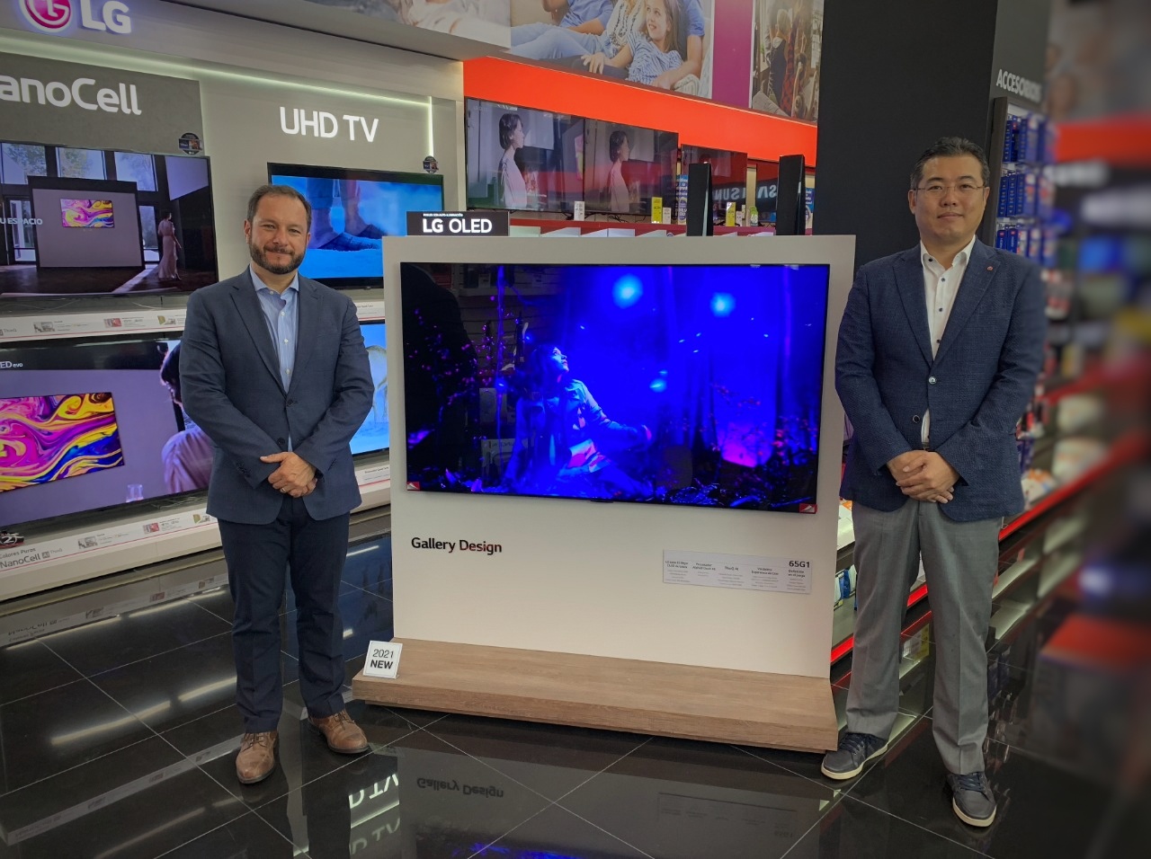 Directivos de Tienda Max y LG presentaron los nuevos televisores LG OLED. Foto Prensa Libre: Cortesía.