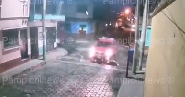 Graban accidente de tránsito en Amatitlán. (Foto Prensa Libre: Tomada de video de @PampichiNews)
