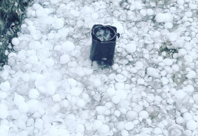 Caída de granizo en la zona 6 de Mixco. (Foto Prensa Libre: Cortesía: Elizabeth Avendaño)