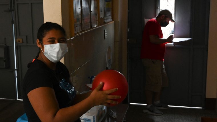 Nicaraguan Daneris Zepeda-21 year old- plays a ball at the Casa del Migrante where he remains before returning to his country in Guatemala city on June 5, 2021. Honduran Henry Echeverria, 33, is seen at the Casa del Migrante where he stays before returning to his country, in Guatemala city on June 5, 2021. - The Vice-President of the United States, Kamala Harris, will arrive to Guatemala on Sunday, on her first trip to Latin America. Harris main agenda is related to the growing migration to her country and the fight against corruption. (Photo by Johan ORDONEZ / AFP)