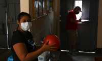 La nicaragüense Daneris Zepeda espera en la Casa del Migrante para continuar su viaje a EE. UU., desde donde fue deportada en marzo pasado. (Foto Prensa Libre: AFP)