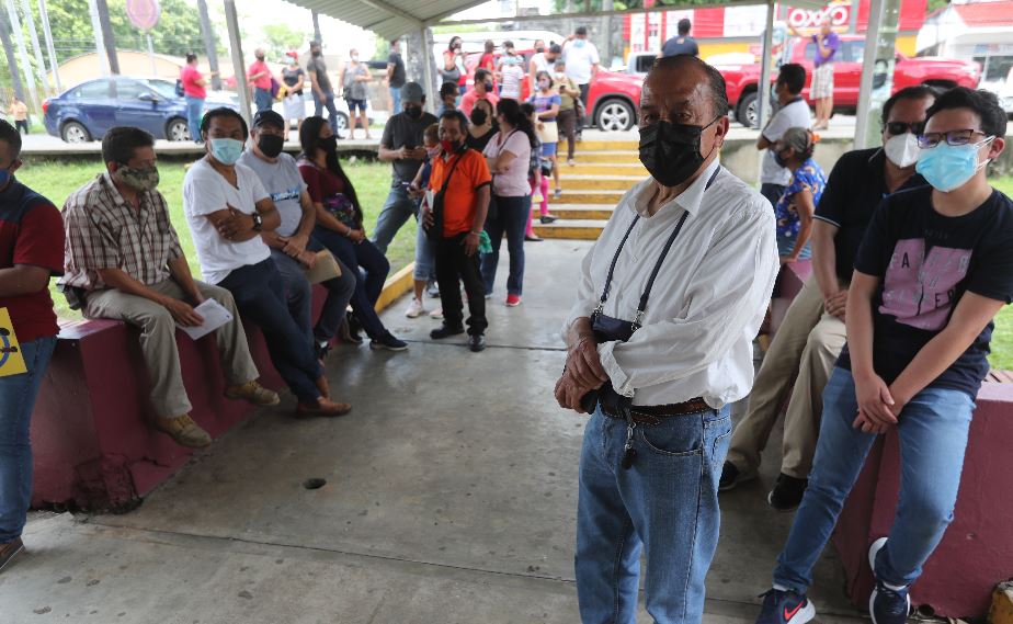 Guatemaltecos llegan a Tapachula para ser vacunados contra el covid-19. (Foto Prensa Libre: Erick Ávila) 