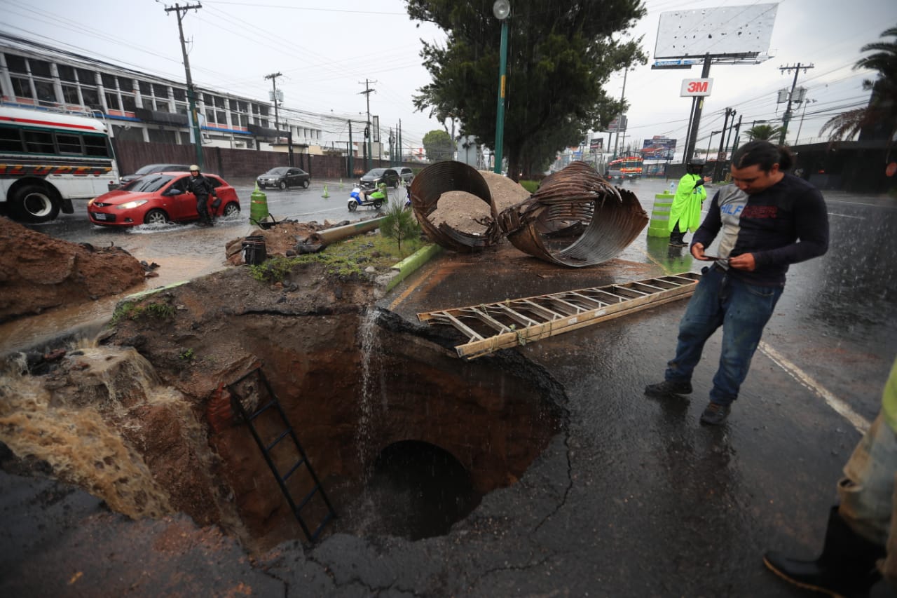 Los trabajos en el Kilómetro 13 de la Calzada Roosevelt debido al colapso de drenajes podrían durar toda la semana. (Foto Prensa Libre: Carlos Hernández Ovalle)