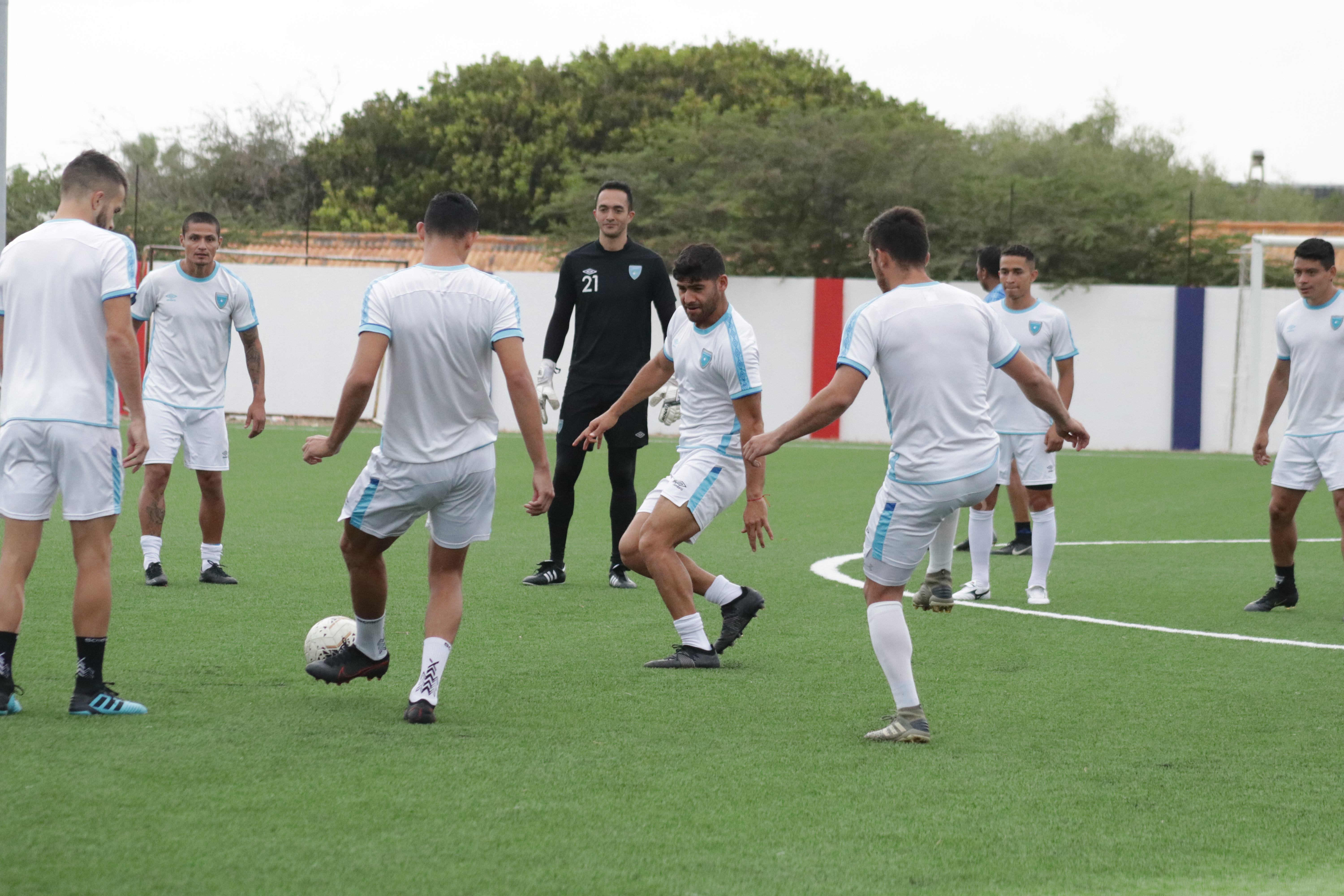 Los jugadores de la Selección de Guatemala durante el entrenamiento en Curazao. (Foto Fedefut).