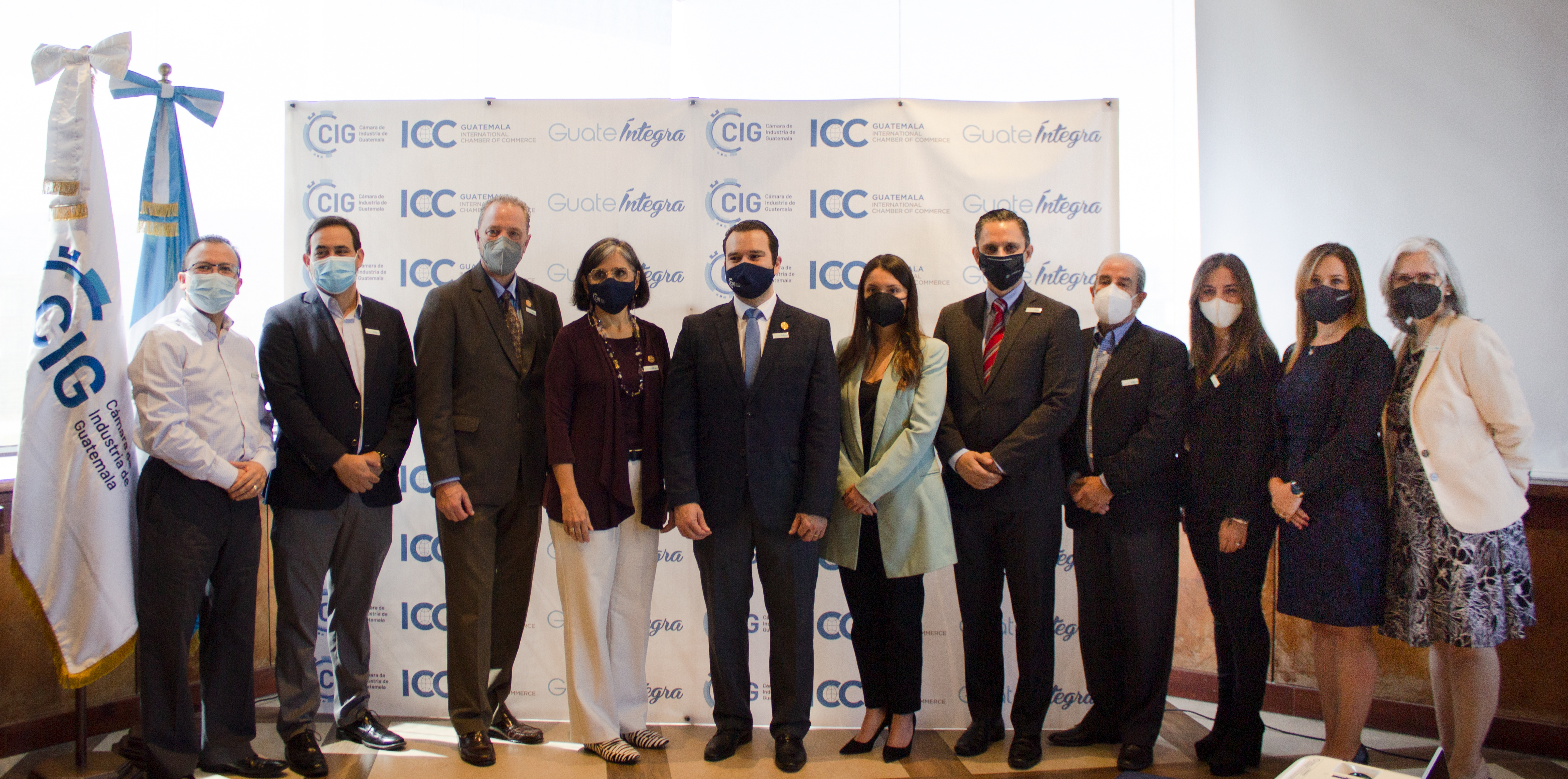 Directivos de Cámara de Industria de Guatemala y representantes de GuateÍntegra junto a varios de los aliados estratégicos del programa. (Foto Prensa Libre: Cortesía)