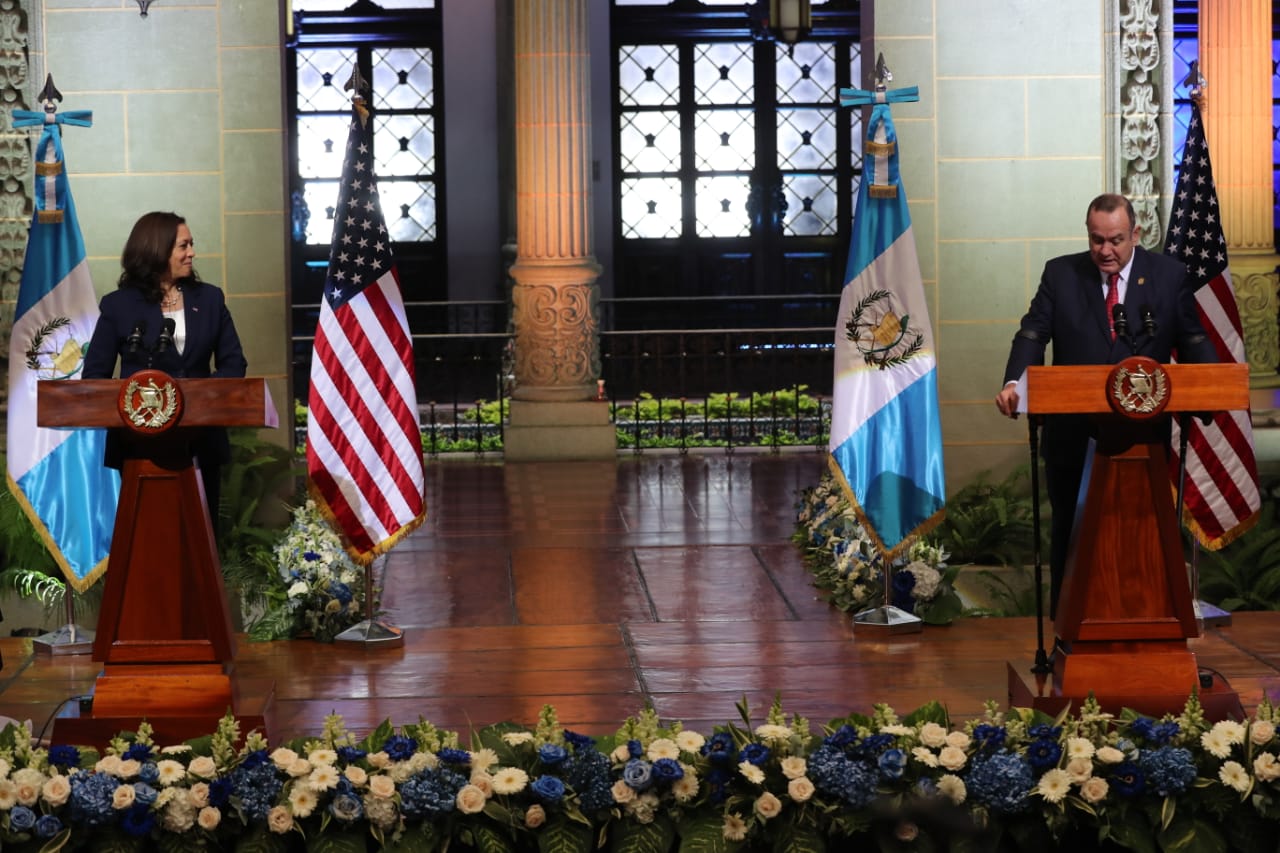 Kamala Harris, vicepresidenta de Estados Unidos, ofreció una conferencia de prensa con el presidente Alejandro Giammattei para anunciar los acuerdos para frenar la migración. (Foto Prensa Libre: Erick Ávila)