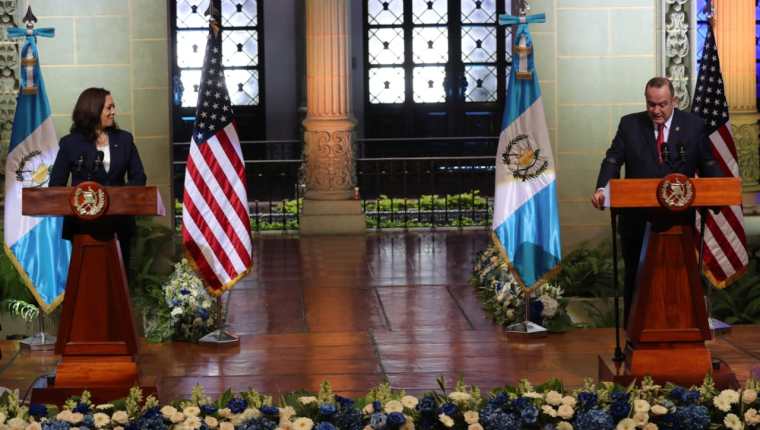 Kamala Harris, vicepresidenta de Estados Unidos, ofreció una conferencia de prensa con el presidente Alejandro Giammattei para anunciar los acuerdos para frenar la migración. (Foto Prensa Libre: Erick Ávila)