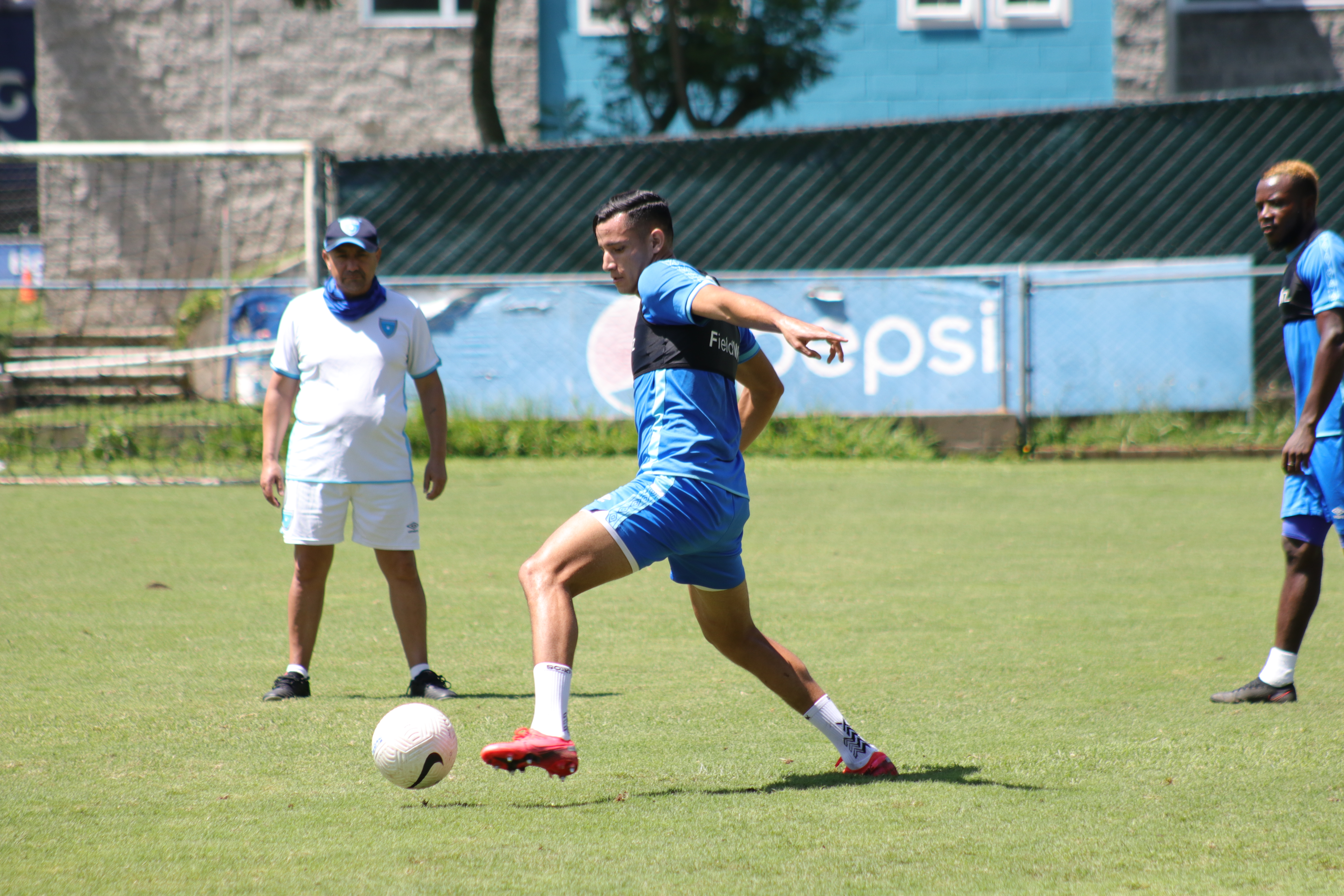 José Martínez durante el entrenamiento de este lunes 21 de junio de la Selección Mayor de Guatemala. (Foto Fedefut).