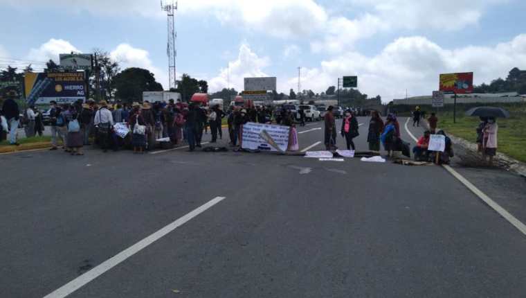 Vecinos bloquean km 61 de la ruta Interamericana en el ingreso al Libramiento de Chimaltenango. (Foto Prensa Libre: Víctor Chamalé)