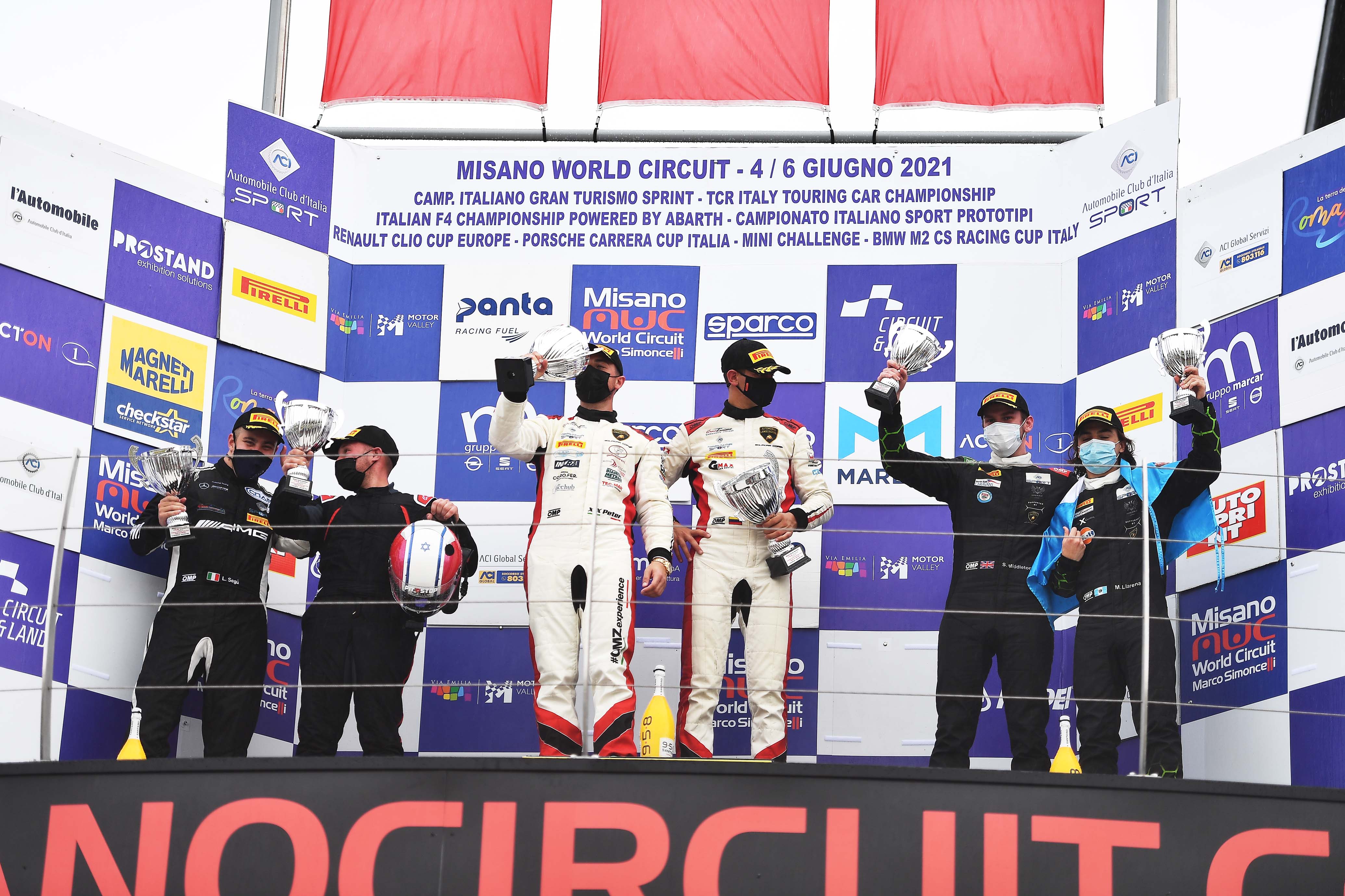 El piloto guatemalteco Mateo Llarena celebra en el podio el tercer lugar de la fecha del Campeonato Italiano GT Sprint 2021. (Foto Cortesía).