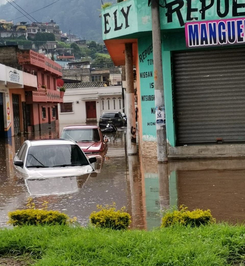 El agua subió tanto su nivel que afectó la circulación de los vehículos. Foto Prensa Libre: María José Longo.