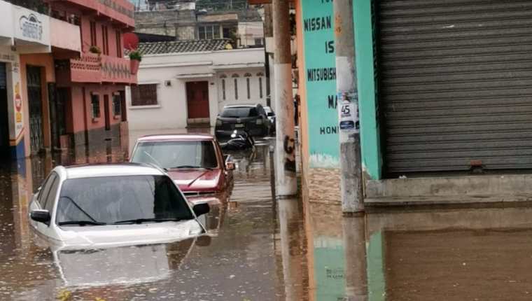 El agua subió tanto su nivel que afectó la circulación de los vehículos. Foto Prensa Libre: María José Longo.