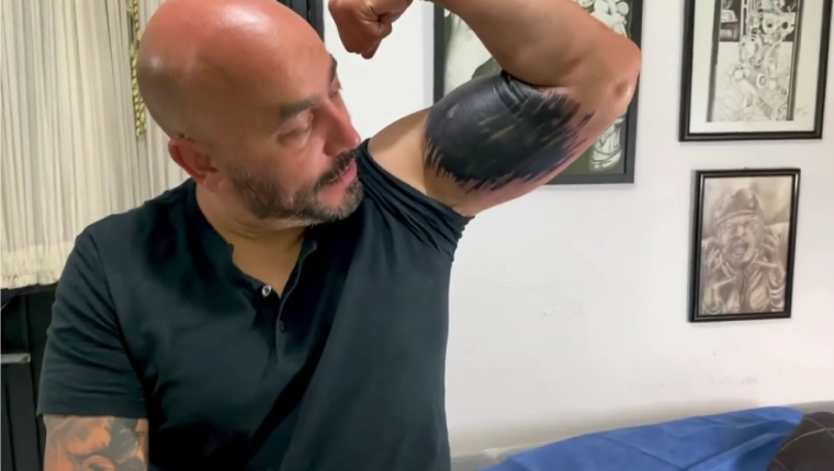 Usuarios de Internet refieron que el tatuaje de Lupillo Rivera es un 'blackout'. (Foto Prensa Libre: Instagram Lupillo Rivera)