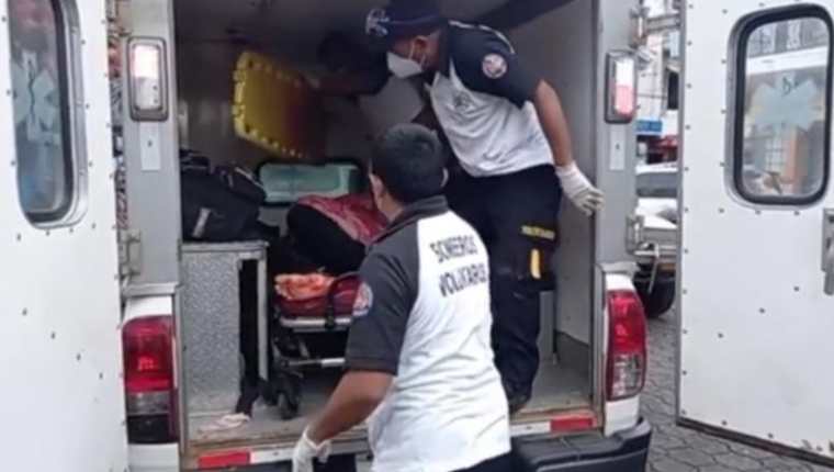 Uno de los heridos en la masacre de El Quetzal, San Marcos, es atendido por los bomberos. (Foto Prensa Libre: Alex Coyoy)