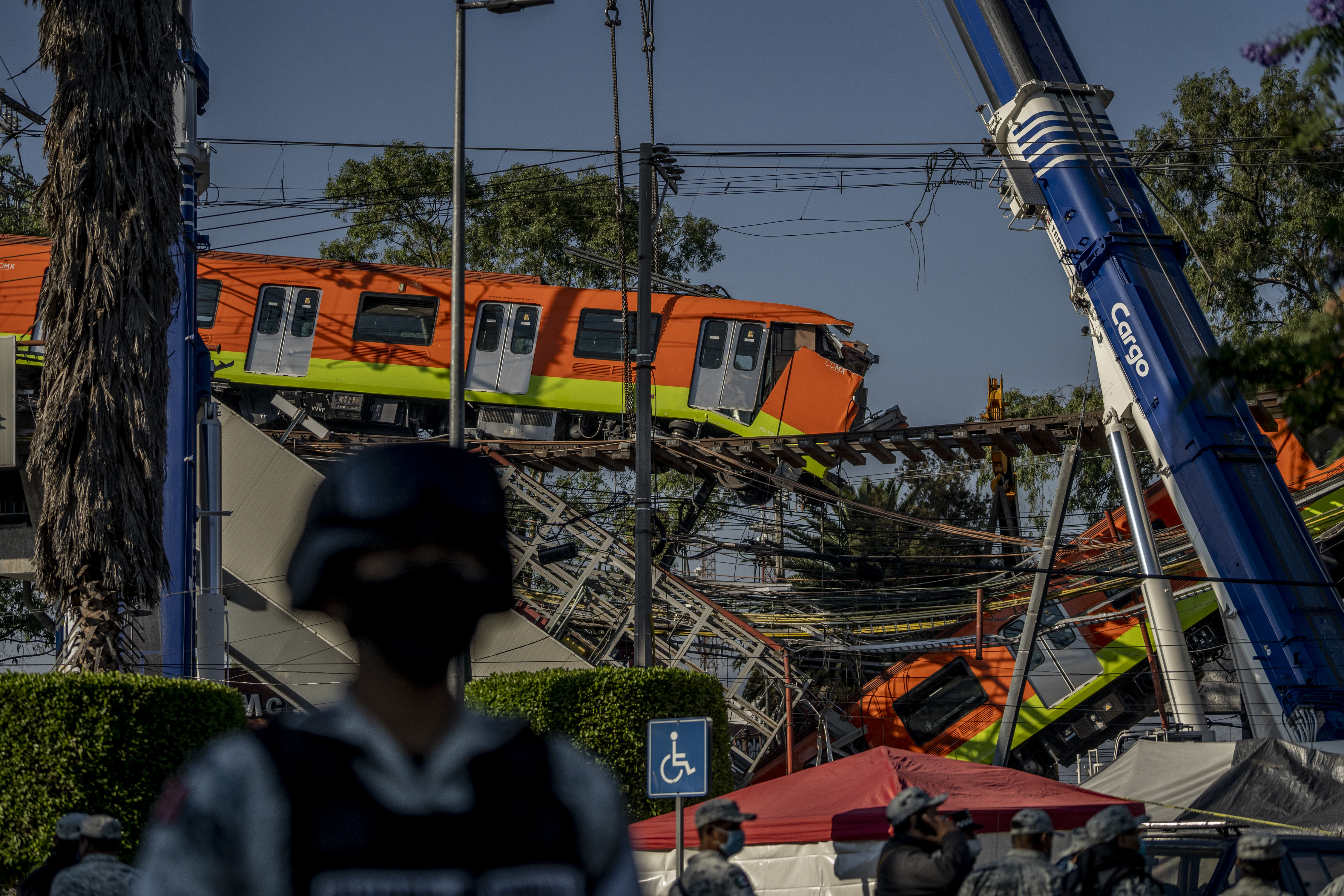 Una investigación periodística demostró las verdaderas razones por las que el metro de México colapsó el 3 de mayo de 2021. (Foto: Alejandro Cegarra/The New York Times)