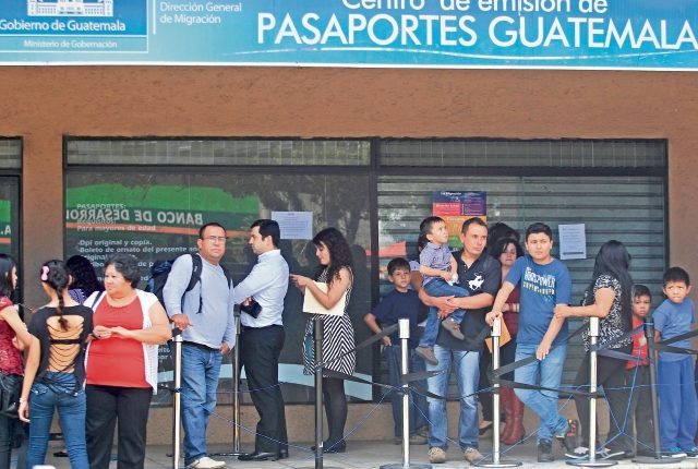 Varios guatemaltecos se han quejado de los obstáculos con los que se han encontrado para tramitar sus pasaportes. (Foto Prensa Libre: Hemeroteca PL)