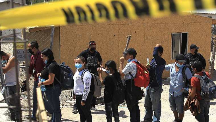 Policías escoltan desde una casa a más de un centenar de indocumentados secuestrados en Ciudad Juárez, Chihuahua. (Foto Prensa Libre: EFE)