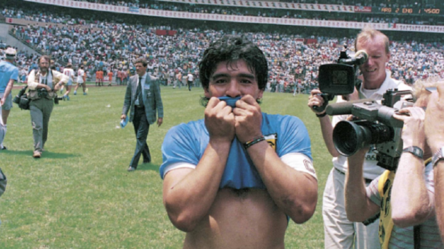 Diego Armando Maradona celebra el histórico gol. (Foto Prensa Libre: Forbes)