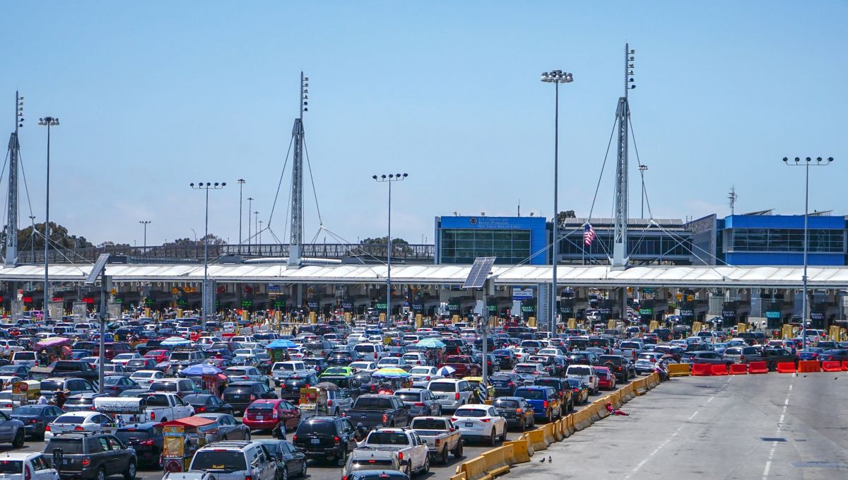 MEX4802. TIJUANA (MÉXICO) 16/06/2021.- Cientos de vehículos cruzan a Estados Unidos por la garita de San Ysidro, el 14 de junio de 2021 en la ciudad de Tijuana, Baja California (México). La desesperación por llegar a Estados Unidos ha orillado a decenas de migrantes a buscar nuevas formas de lograr un cruce ilegal y ahora utilizan vehículos extranjeros para atravesar la frontera entre la mexicana Tijuana y la estadounidense San Ysidro. De acuerdo con el secretario de Seguridad Pública y Protección Ciudadana Municipal (SSPCM), Pedro Cruz Camarena, en dos semanas detectaron entre 6 y 12 vehículos diarios en los que se transportan personas intentando llegar ilegalmente a EE.UU. EFE/Joebeth Terriquez