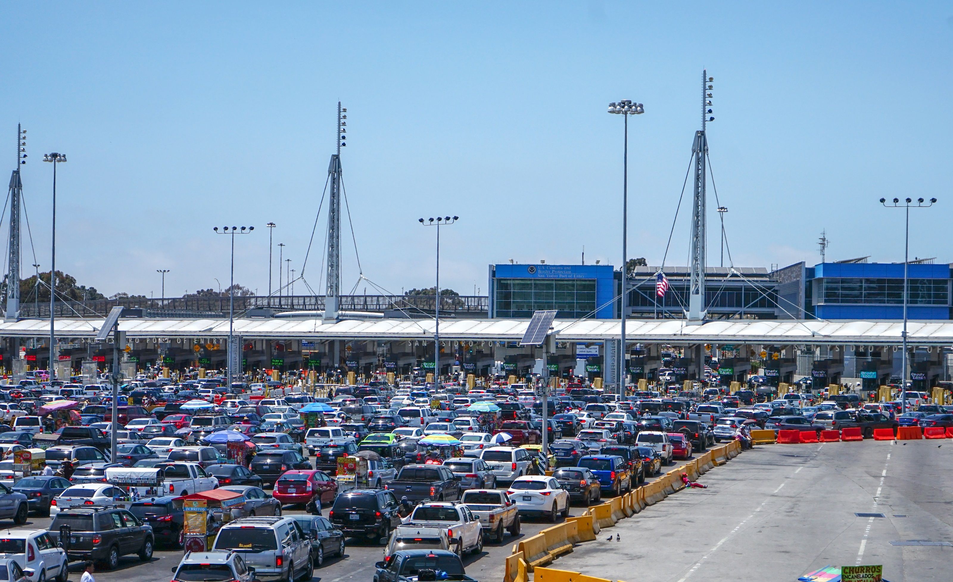 Cientos de vehículos cruzan a Estados Unidos por la garita de San Ysidro, el 14 de junio del 2021 en la ciudad de Tijuana, Baja California, México. (Foto Prensa Libre: EFE)