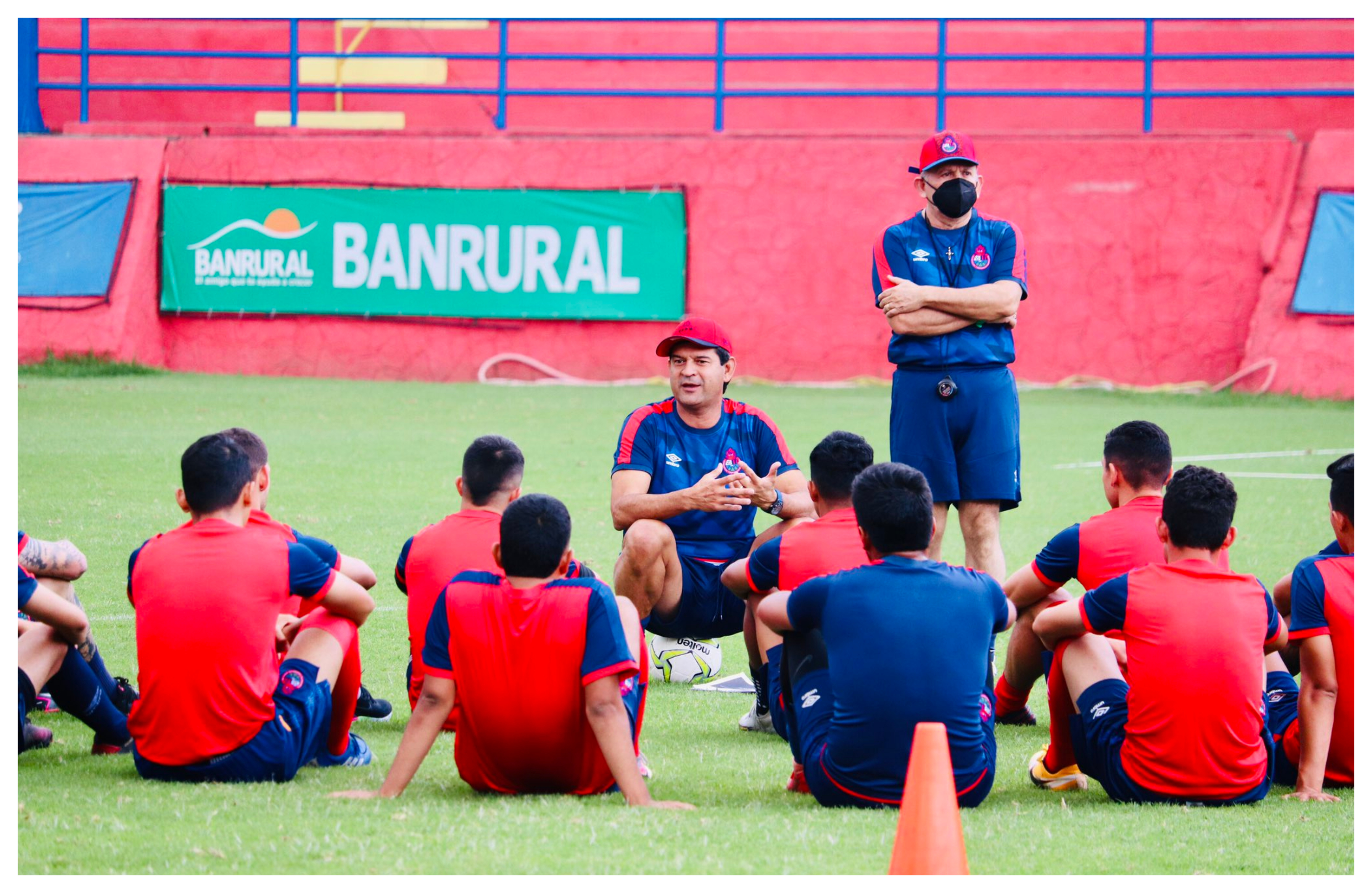 Municipal, con José Saturnino Cardozo a la cabeza, dio inicio este lunes 7 de junio la pretemporada del torneo Apertura 2021 en el estadio El Trébol. Foto Prensa Libre: Club Municipal.