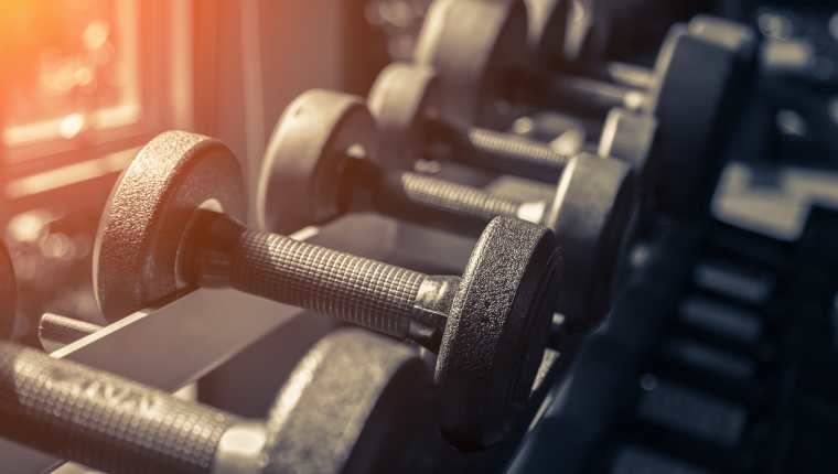 Las pesas ayudan a estimular los músculos, y también a fortalecer el sistema óseo. (Foto Prensa Libre: Shutterstock)
