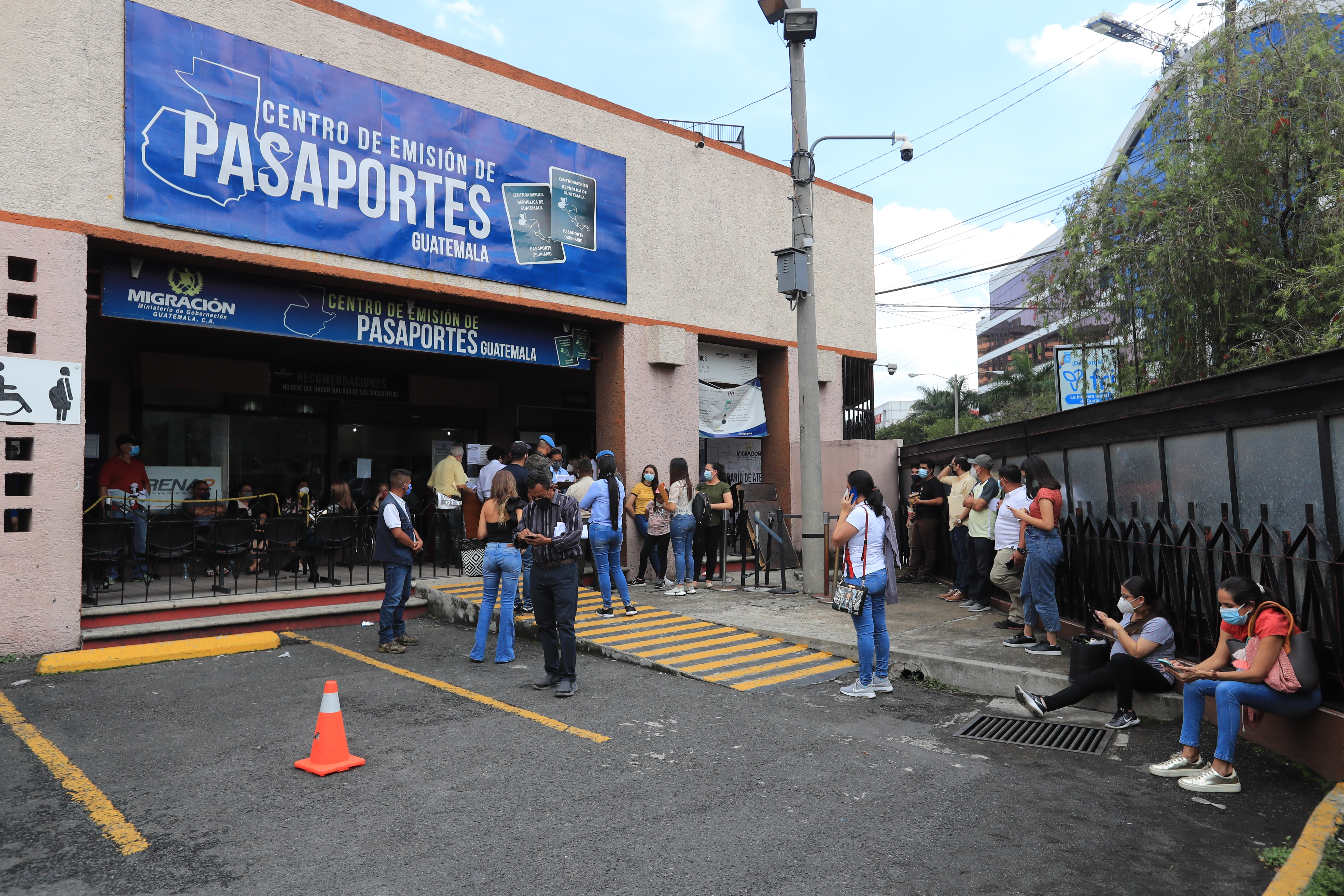 Migración excluye a la competencia en compra de 500 mil cartillas de pasaporte