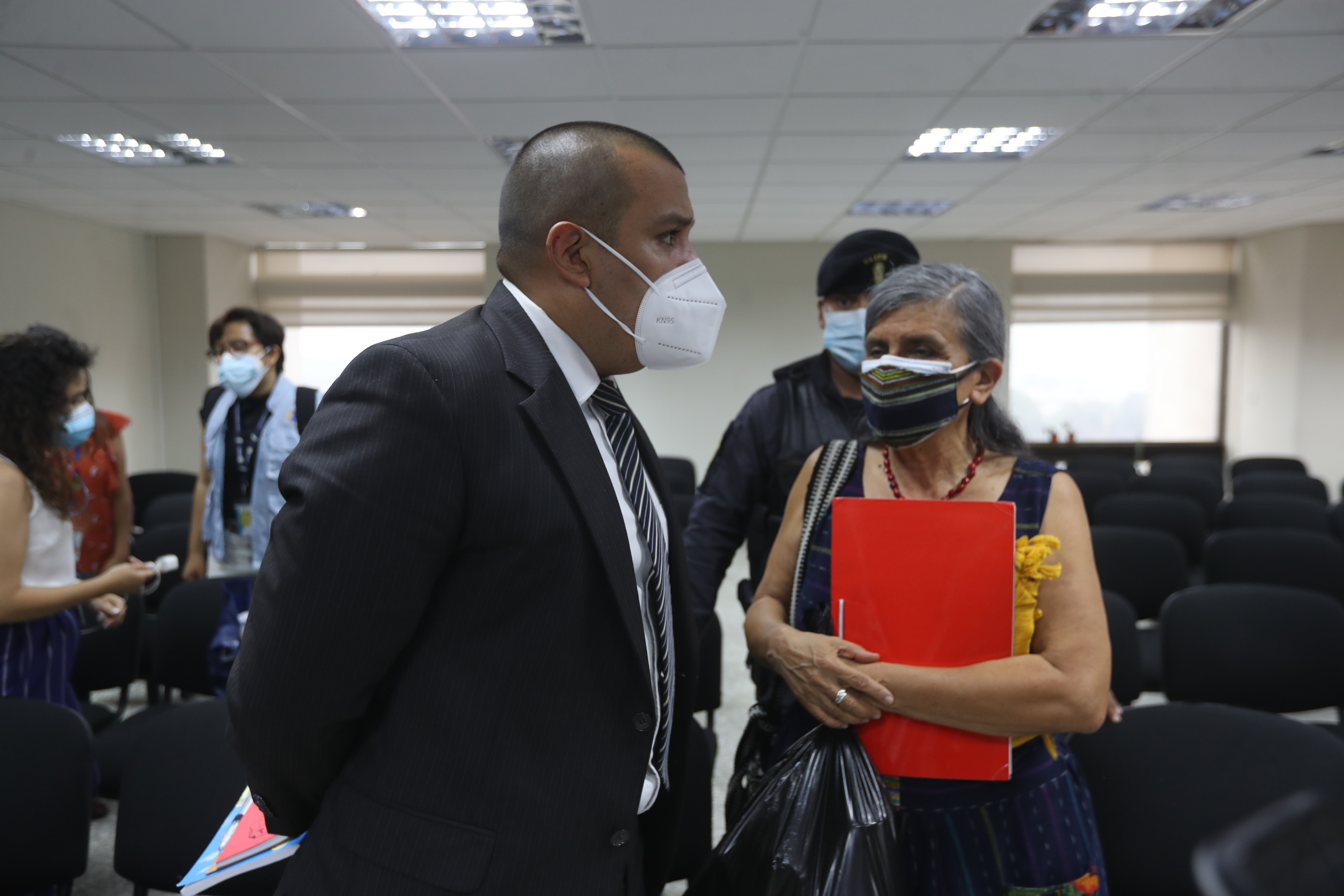 El juez Sexto Penal, Israel Zelada, este jueves resuelve la situacin legal del exsuperintendente de Administracin Tributaria, Juan Francisco Solrzano Foppa y Anbal Argello ex CICIG. Fotografa. Erick Avila: 1006/2021