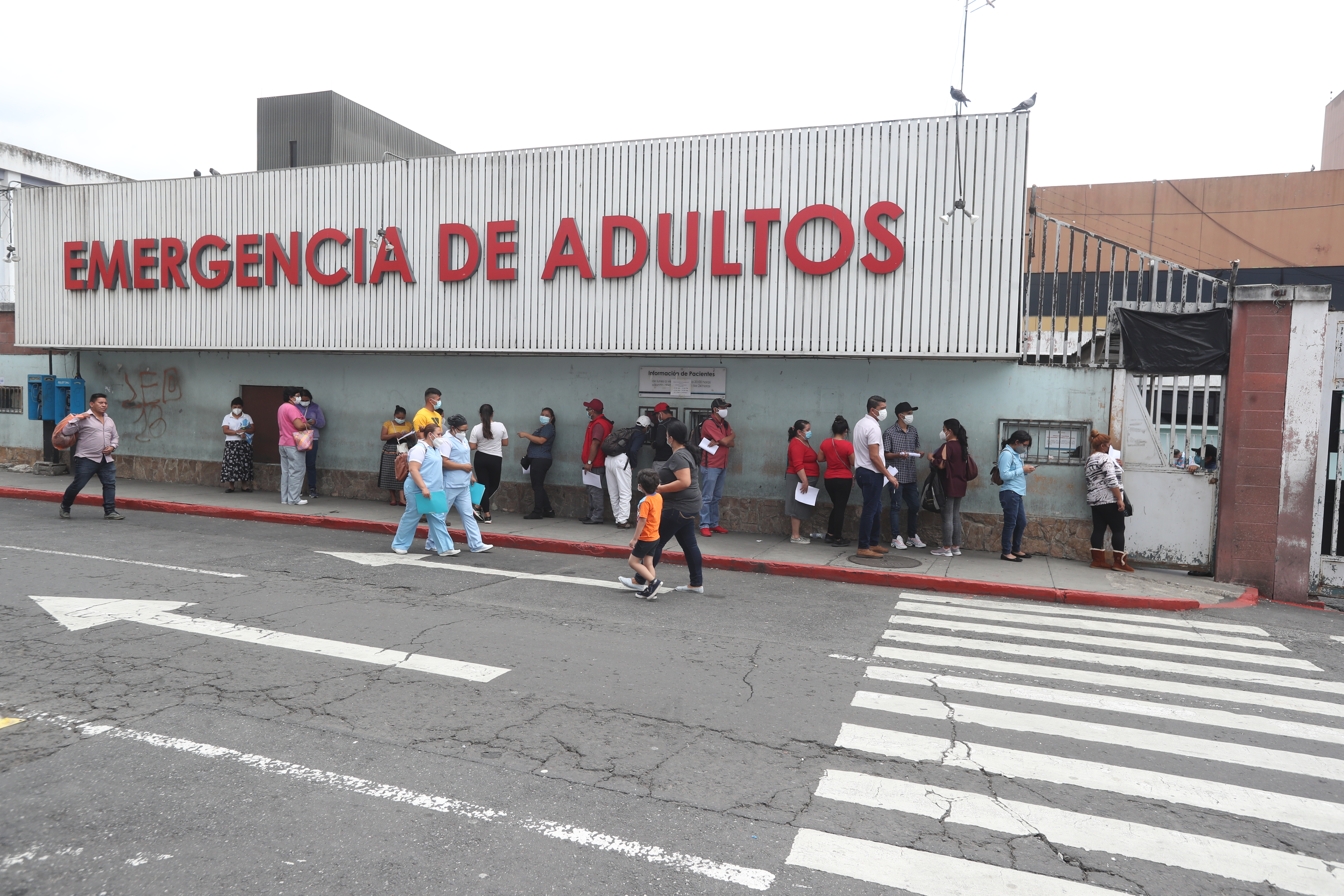 Cientos de personas haciendo fila en el hospital San Juan de Dios muchas personas madrugaron para realizarse pruebas de covid-19.
(Foto Prensa Libre: HemerotecaPL)