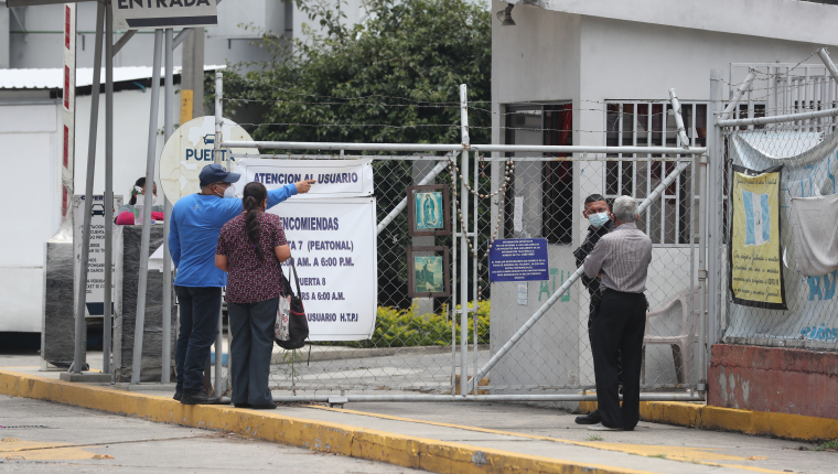 Pocas personas llegan al Hospital temporal Parque de la Industria la Ministra de Salud informa que el hospital se encuentra lleno de personas enfermas de Covid 19. Fotografa. Erick Avila: 19/04/2021
