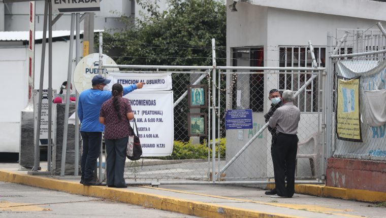 Los médicos se han visto en la necesidad de pedir a familiares medicinas por falta de insumos en los hospitales. Fotografía: Prensa Libre. 